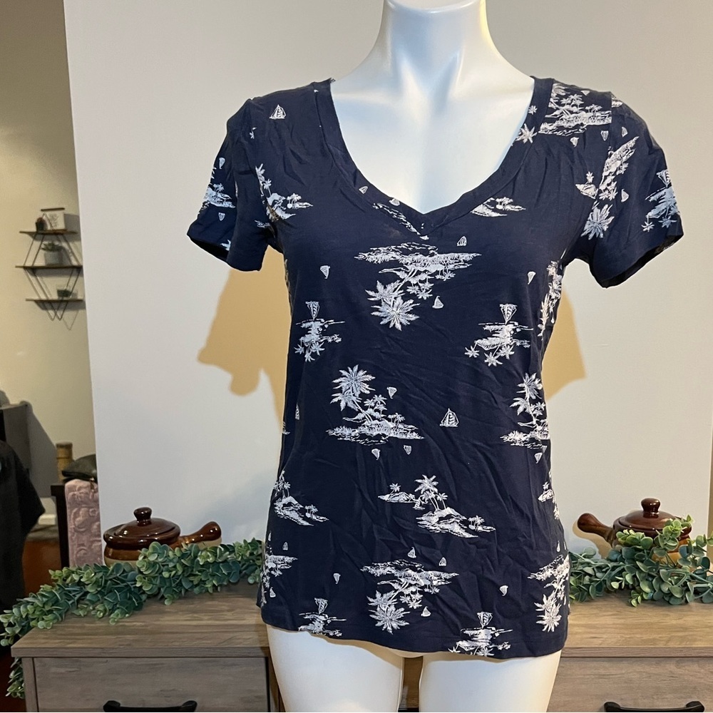 Old navy relaxed blue design v neck tshirt